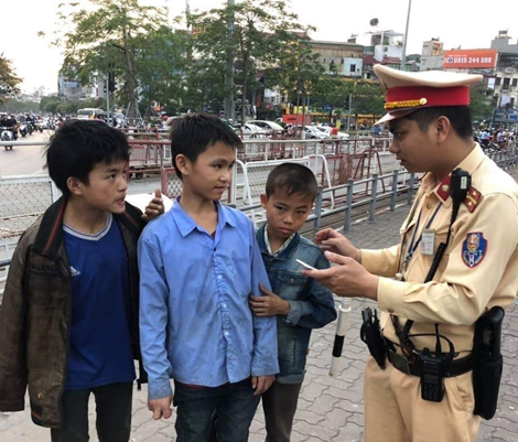 CSGT giúp đỡ 3 cháu bé người dân tộc đi chơi lạc ở Hà Nội