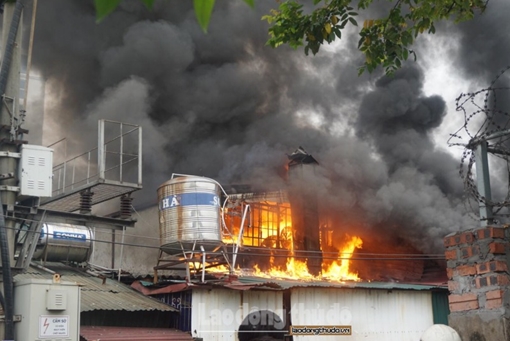 Cửa hàng thịt chó phát hỏa ngùn ngụt trên đường Lạc Long Quân