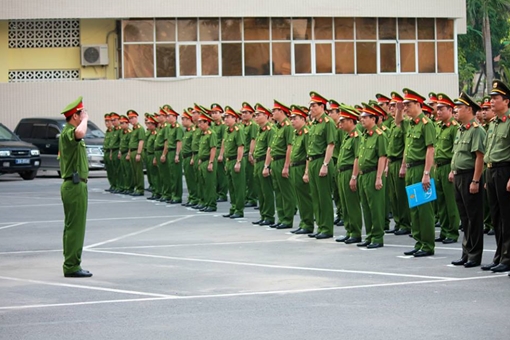 Bộ Công an nghiêm cấm cán bộ, chiến sĩ cho, tặng quân trang