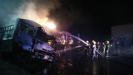 Hai xe tải đâm nhau bốc cháy dữ dội, 2 người tử vong