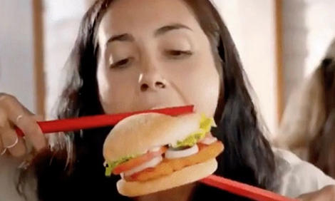 Quá nhiều chỉ trích, Burger King phải xin lỗi, gỡ bỏ quảng cáo ăn bánh kẹp dùng đũa