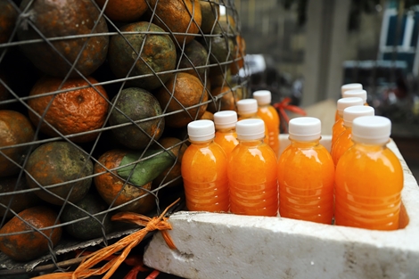 Người Hà Nội giải nhiệt nắng nóng với nước cam ép nguyên chất