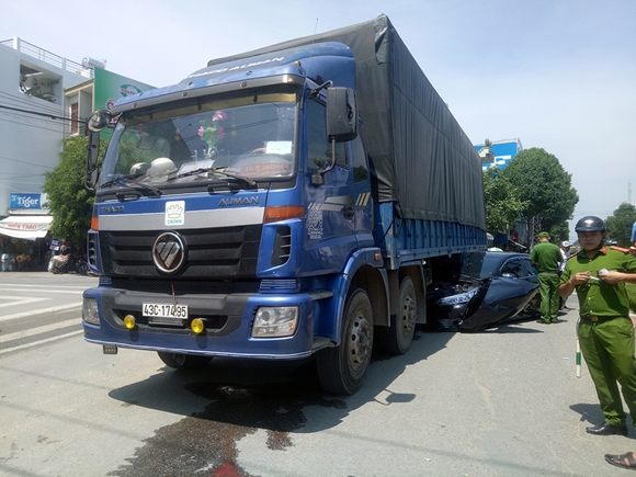 Xe 4 chỗ chui tọt vào gầm xe tải