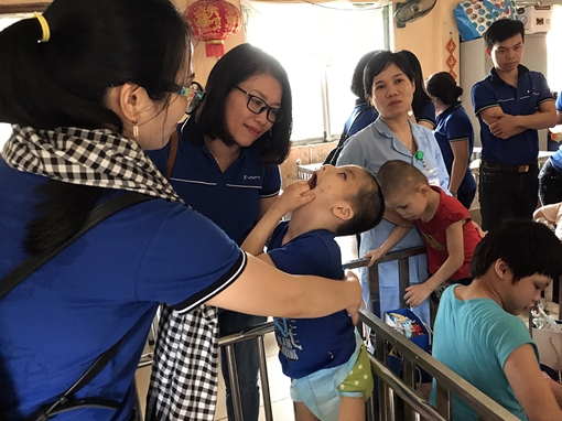 VinaPhone trao yêu thương nhận nụ cười