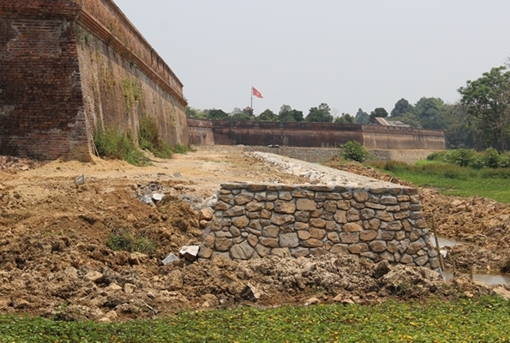 Tạm dừng thi công bờ kè hộ thành hào Kinh thành Huế để kiểm tra