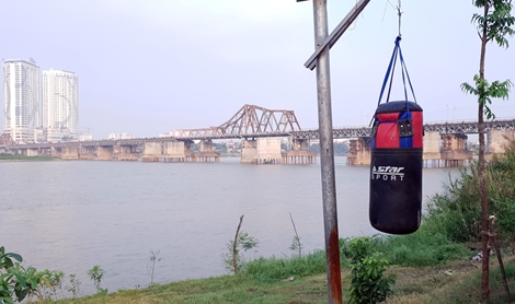 Người Hà Nội tập thể hình bằng đồ tự chế bên sông Hồng