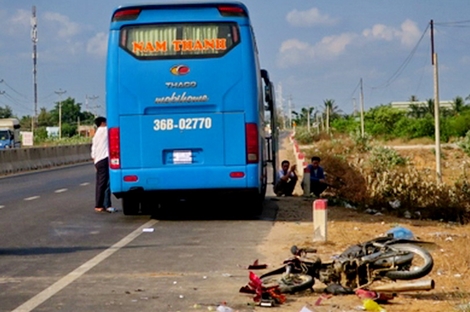 Va chạm với xe khách, 2 vợ chồng chết thảm