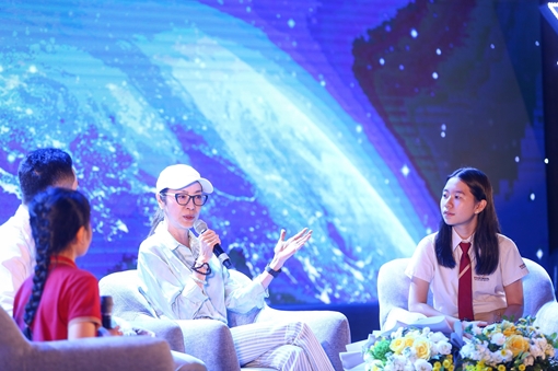 Đả nữ Hollywood "nhắc" bố mẹ Việt đội mũ bảo hiểm cho con