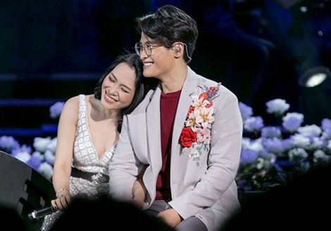 Hà Anh Tuấn Người đàn ông và bông hoa bên ngực trái