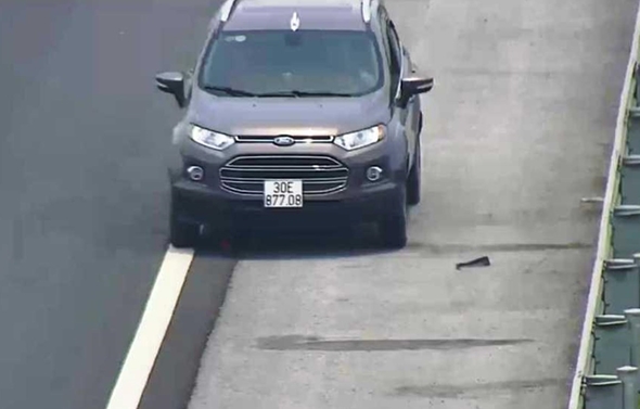 Xế hộp chạy ngược chiều trên cao tốc Hà Nội-Hải Phòng