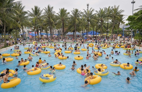 Dân Hà Nội ùn ùn vào công viên nước Hồ Tây giải nhiệt dịp nghỉ lễ