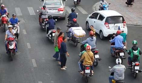 Báo động tai nạn giao thông vì người đi bộ sai luật