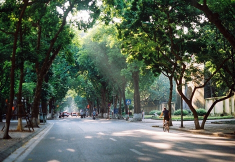 Bắc bộ tăng nhiệt nhẹ, Nam bộ mưa giông cả ngày