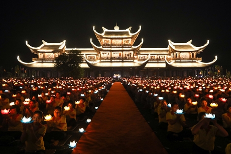 Thiêng liêng lễ Hoa đăng nguyện cầu hòa bình cho thế giới 