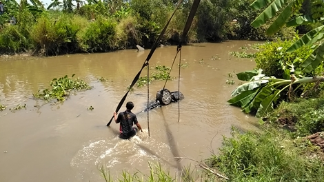 Lùi xe để quay đầu, ô tô con lật ngửa xuống rạch Bà Rằng