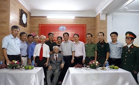 Trao huy hiệu 75 năm tuổi Đảng tặng Thiếu tướng Nguyễn Duy Phê