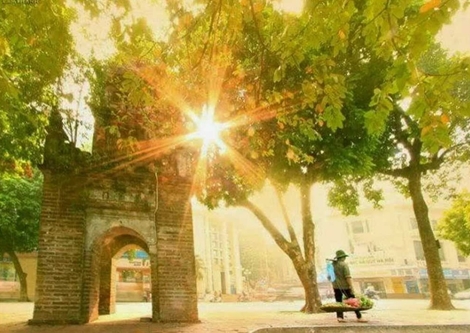 Miền Bắc nắng rát trên 40 độ C, miền Nam mưa rào và có giông