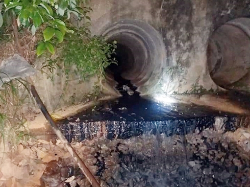 Phát hiện cơ sở sản xuất xả nước thải đen ngòm ra sông La Ngà
