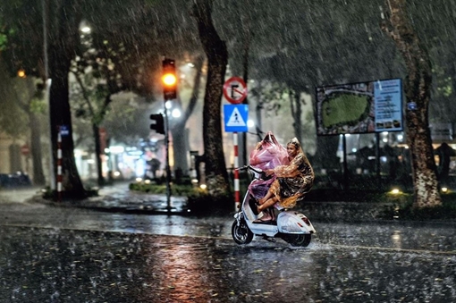 Hà Nội mưa giông, trời nhiều mây u ám