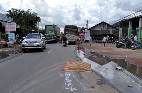 Đi nhận quà từ thiện bị xe tông, vợ tử vong chồng con nhập viện