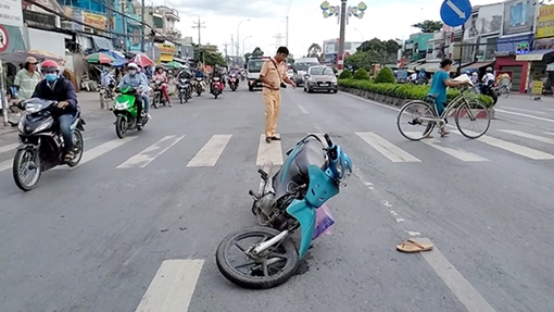 2 xe máy tông nhau trên QL1A, một người đàn ông nhập viện
