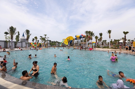 Quán xá vắng hoe, người dân đổ tới công viên nước giải nhiệt