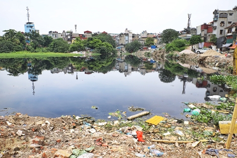 Hồ Linh Quang vẫn ô nhiễm bởi rác thải và phế liệu xây dựng