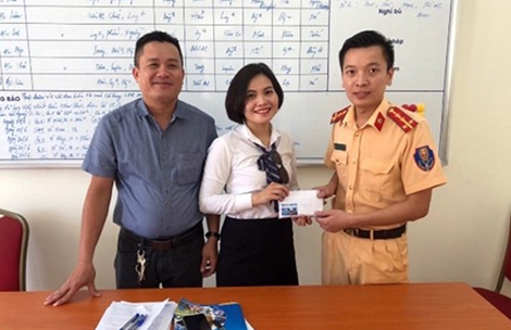 CSGT trao  62 triệu đồng nhặt được cho chủ nhân