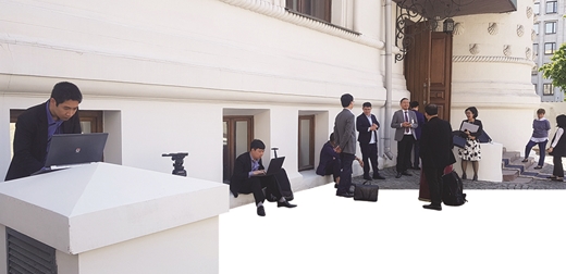 Phóng viên tháp tùng và câu chuyện tác nghiệp tại nước bạn