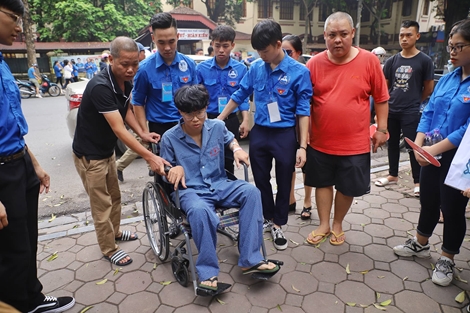 Nam sinh nén đau sau mổ ruột thừa để đi dự thi