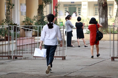 Cận giờ thi, nhiều thí sinh hớt hải do đến muộn, quên đồ