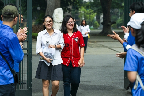 Thí sinh Hà Nội rạng rỡ sau khi hoàn thành tốt bài thi môn Toán