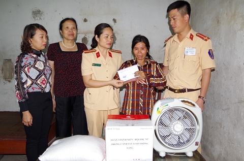 CSGT Hà Nam thăm, tặng quà phụ nữ có hoàn cảnh đặc biệt khó khăn