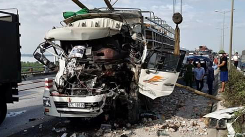 Xe chở gỗ đâm vào xe tải nổ lốp, 2 người tử vong