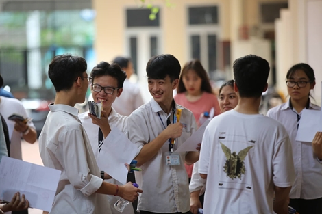 Thí sinh bước vào ngày thi thứ hai với tổ hợp môn khoa học tự nhiên và ngoại ngữ