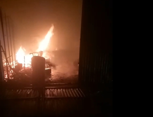 Xưởng chế biến gỗ bốc cháy ngùn ngụt trong đêm