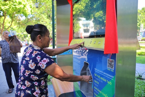 Người Hà Nội hào hứng trải nghiệm máy nước lọc thông minh