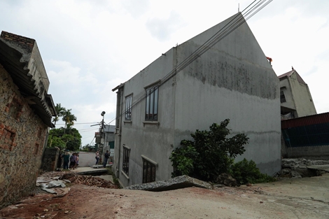 Hiện trường 'Hố tử thần' nuốt đường khiến một ngôi nhà bị nghiêng lún