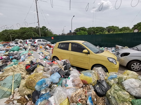 Sáng ra hoa mắt đi tìm ô tô bị bãi rác tự phát "nuốt" trong đêm