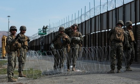 Hai binh sỹ bị bắt vì nhận tiền giúp người vượt biên trái phép