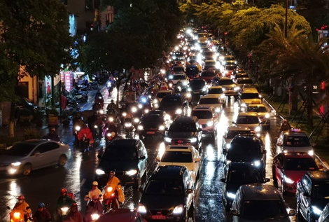 Nhiều tuyến phố Hà Nội ùn tắc sau mưa lớn