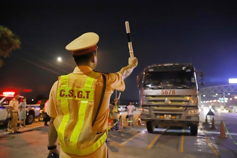 Vượt 76% tải trọng, tài xế hất văng gậy chỉ huy hòng bỏ chạy