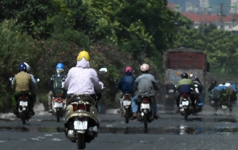 Bắc bộ ngày nắng nóng, chiều tối mưa giông, Trung bộ trên 39 độ C