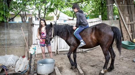 Những đứa trẻ “mồ côi thời hiện đại” ở Rumania