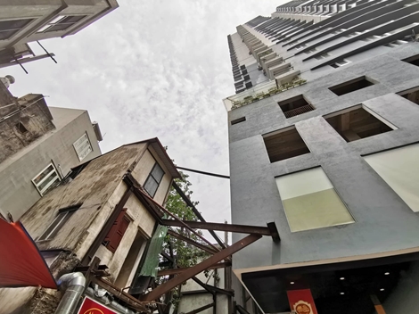 Cận cảnh dãy nhà dân siêu vẹo, suốt 10 năm ‘chống nạng’ sắt vào chung cư