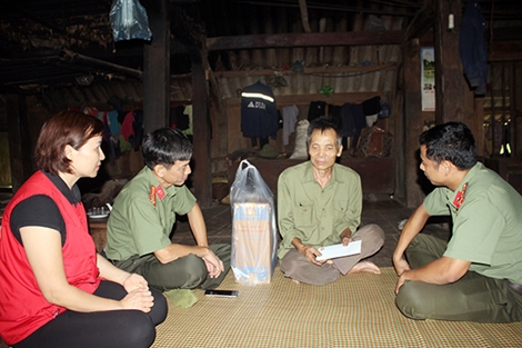 Khám bệnh, cấp thuốc miễn phí cho người dân vùng sâu huyện Đà Bắc