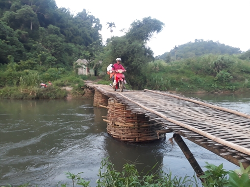 Nguy hiểm từ những cầu tạm trong mùa mưa lũ