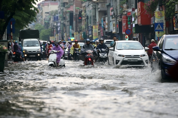 Hà Nội tiếp tục mưa giông về chiều tối, nguy cơ ngập sâu