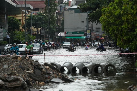 Dân Hà Nội bì bõm trên đường sau cơn mưa lớn