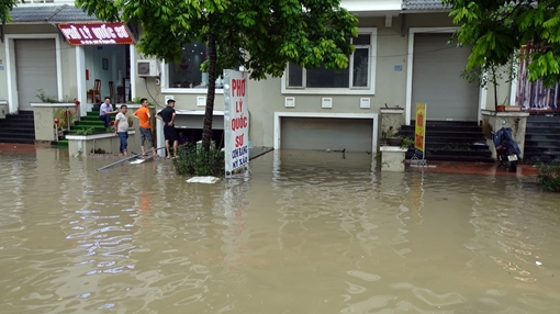 "Nhà giàu cũng khóc" khi biệt thự triệu đô chìm trong biển nước